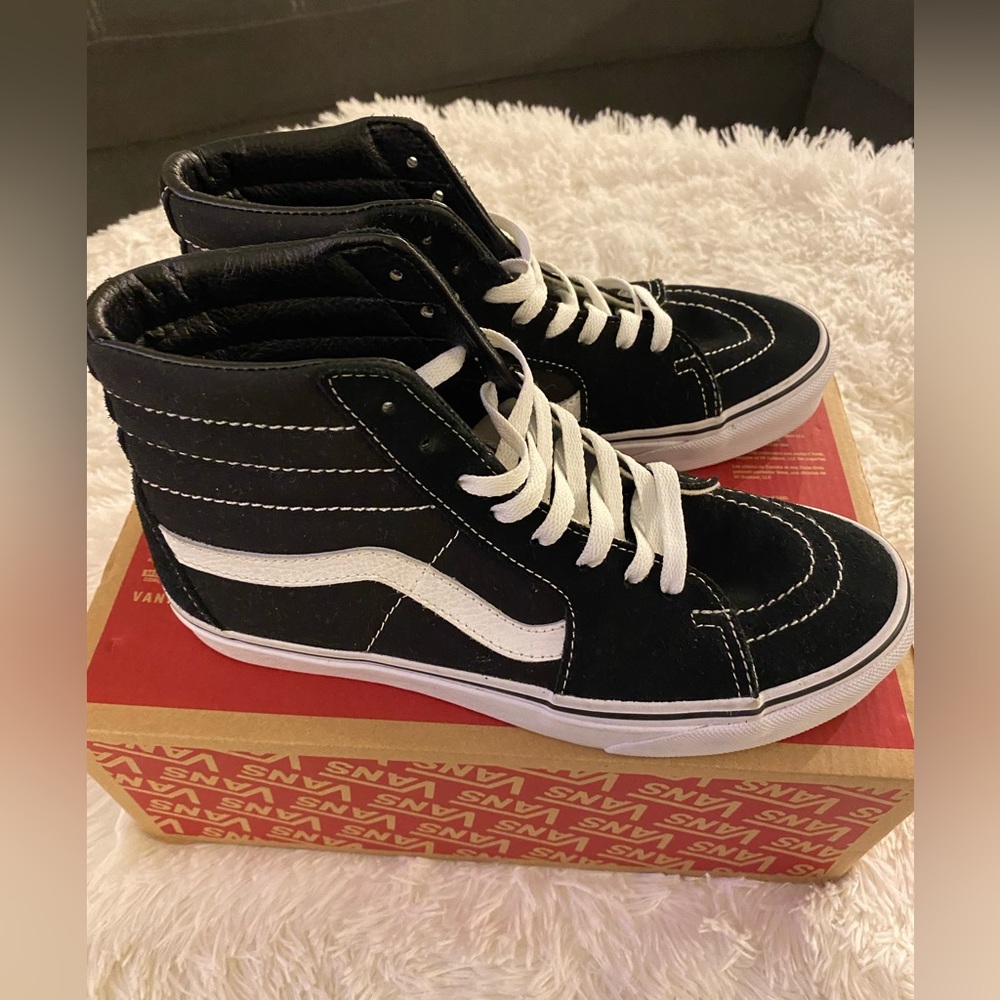 Black and White hi top vans size 8.5 in women’s or 7 in men’s